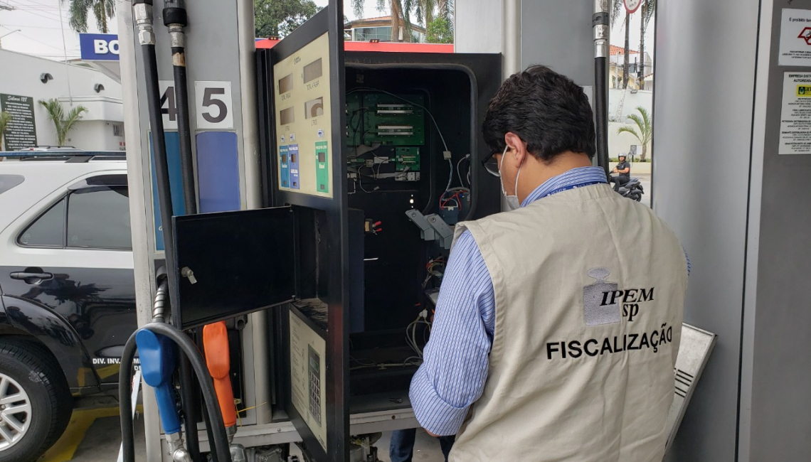 Ipem-SP fiscaliza postos de combustíveis durante Operação Olhos de Lince de combate às fraudes na capital 